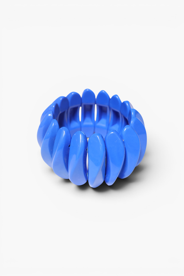 Chunky royal blue resin stretch bracelet with glossy oval links in a modern statement design.